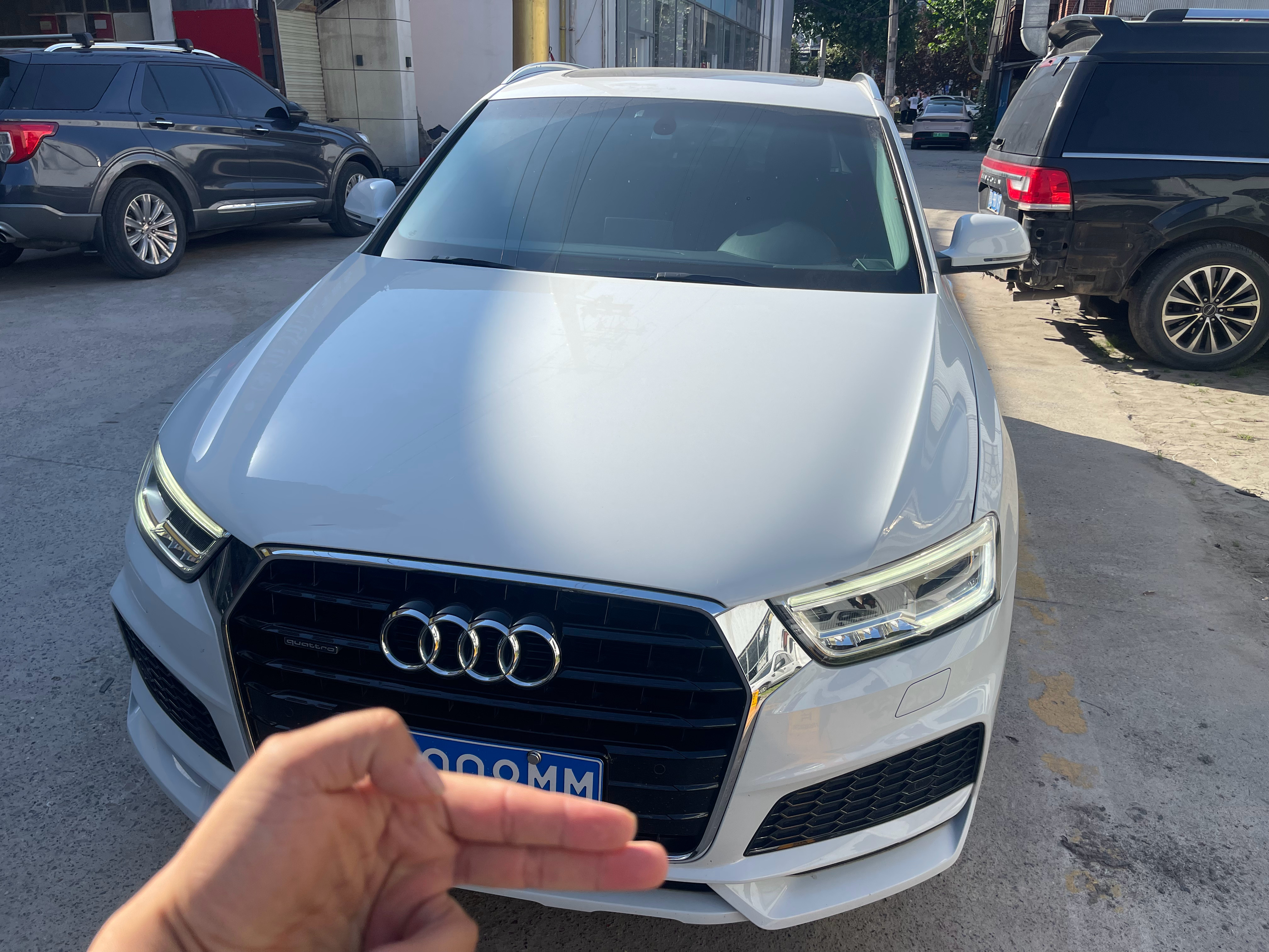 早上送小胡同学，一上车，他说这个小Q3还挺气派的嘛。小孩虽然不懂车，他也知道什么