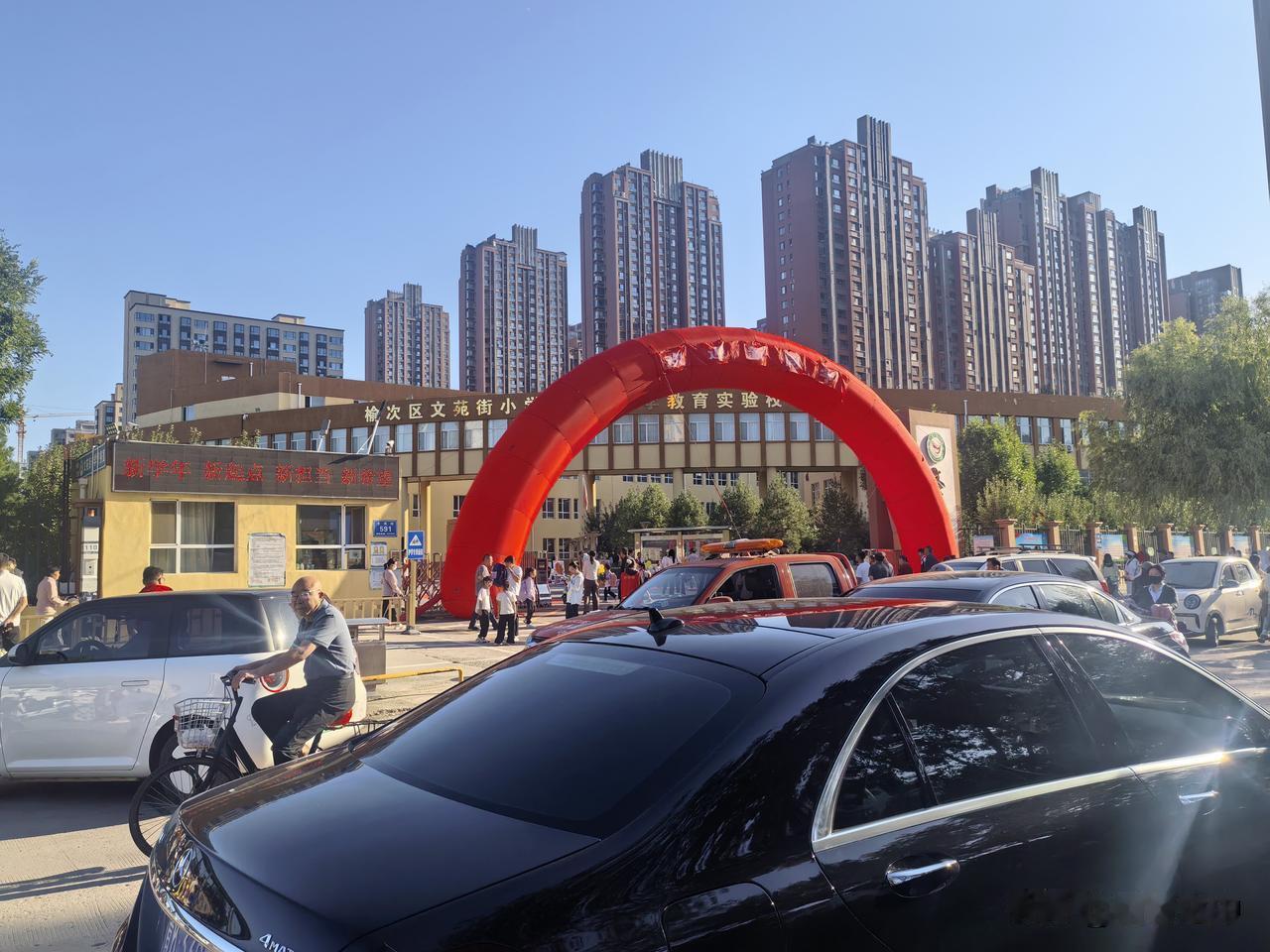 龙田学校开学即交通混乱，急需杜区长现场调研决策。
文苑街小学设计6x6即36个班