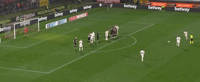 迪巴拉疯了！他到底是怎么想的？[what]这种球也可以踢出来，秒杀梅西吗？[捂脸