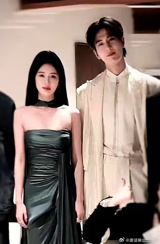 白鹿这一步，走得真是有点亏。据说当初《逐玉》找她，就是因为不想跟张凌赫平番，加上