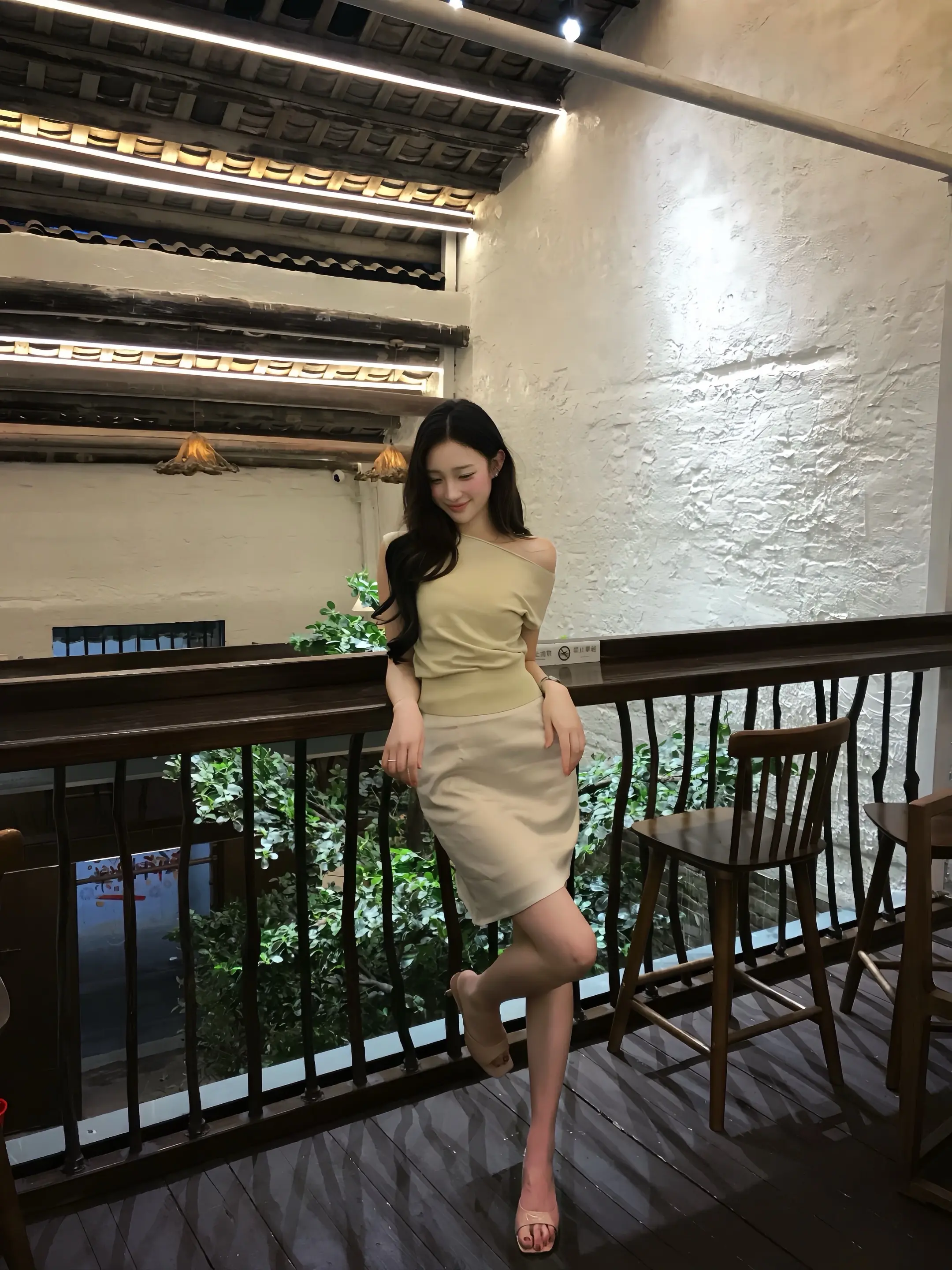 三分清纯三分艳丽三分妩媚一分可爱构成了我这个十分完美的女人