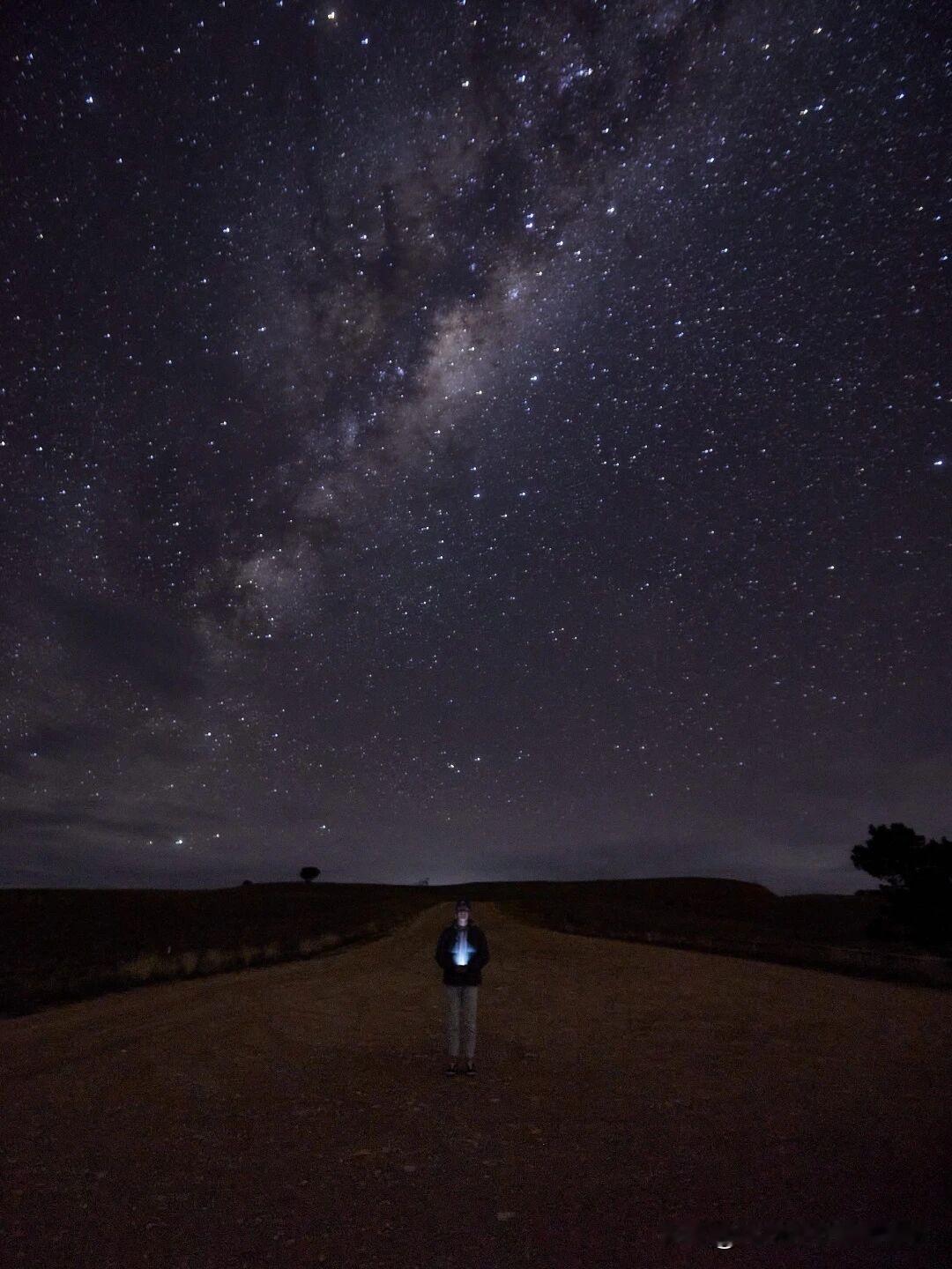 在现实生活中见过不少的人，为了装X买英文原版名著，结果根本看不懂。
有人为了显得