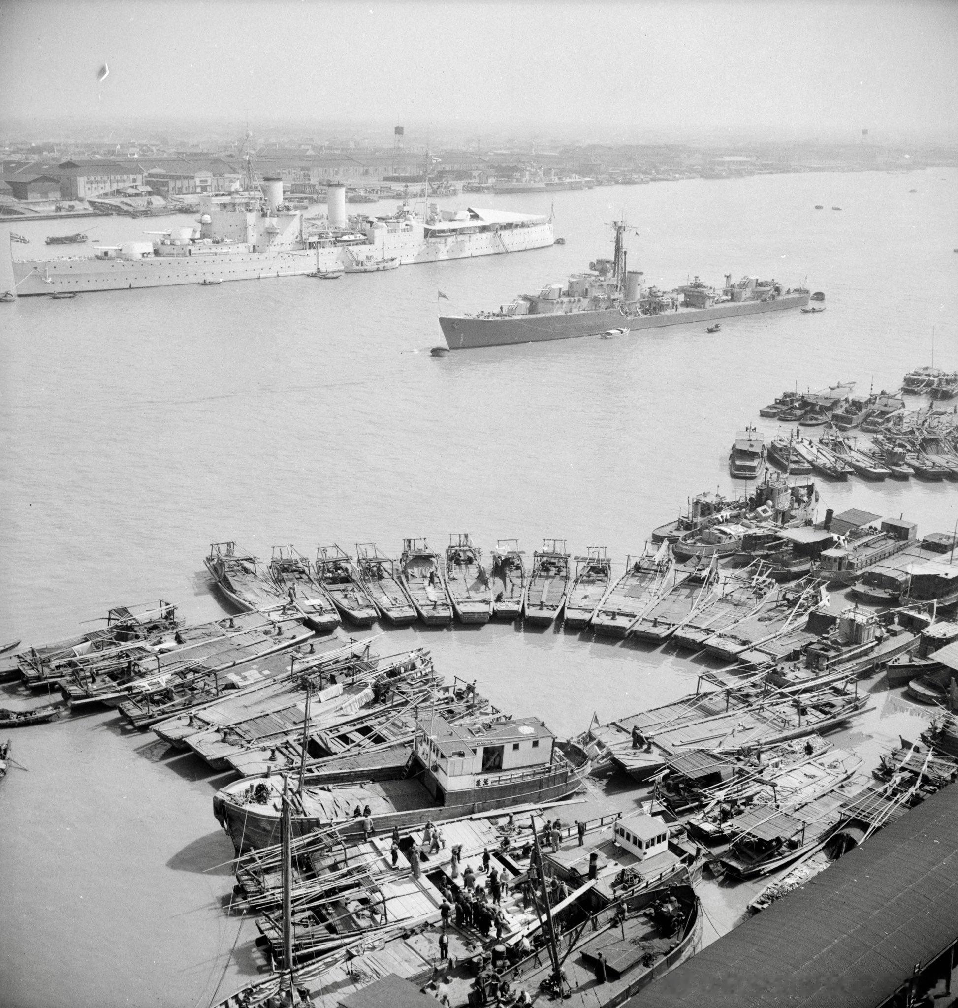 1937年抗战爆发后不久匈牙利裔摄影家福尔曼拍摄的上海，里面有外国租界和外国军舰