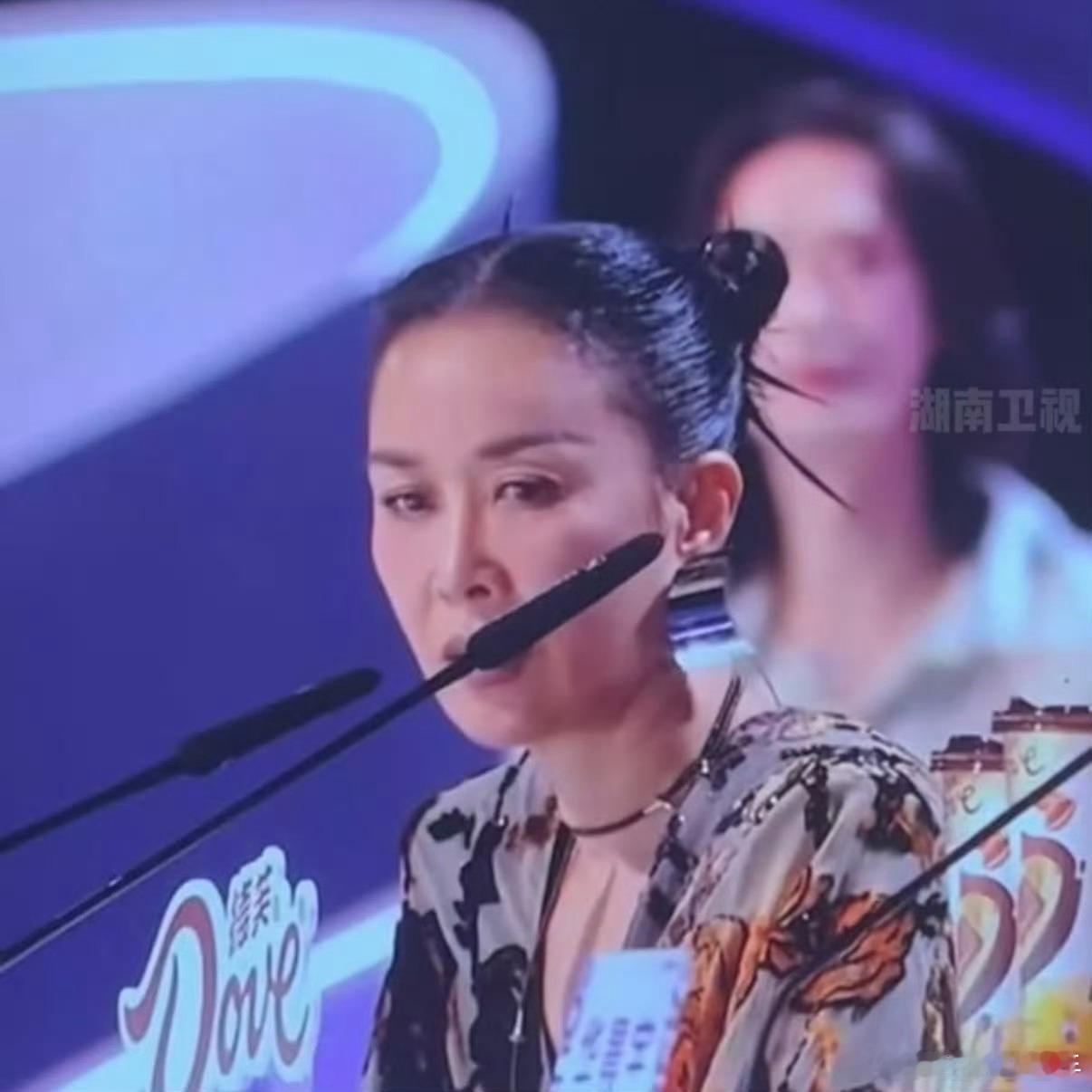 我的评分：那英这期直接不装了，摊牌了，我就是魔丸来的，双丸子头一扎，就期待今晚的