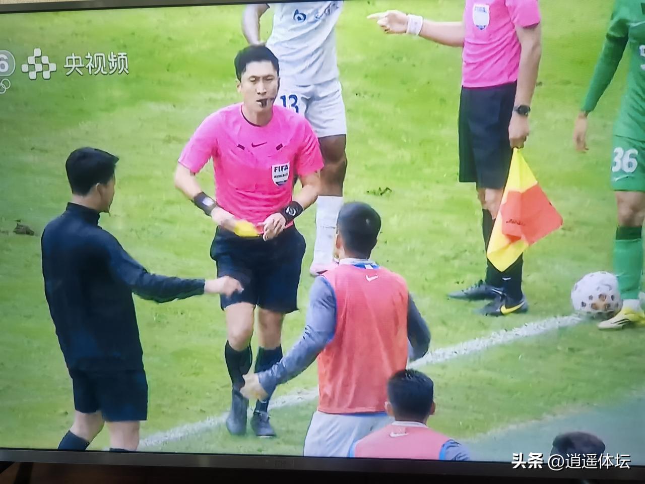 王世龙也太胆大了，竟敢嘲笑马宁！不惯毛病，一张黄牌！
      刚刚中超，上海