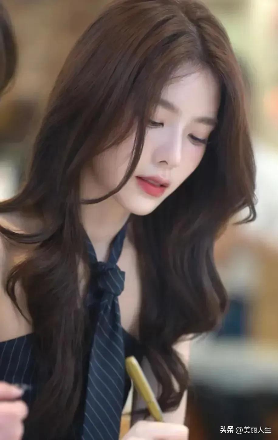 相逢的意义在于照亮彼此，不然的话，一个人喝茶也挺浪漫，一个人吹风也很清醒