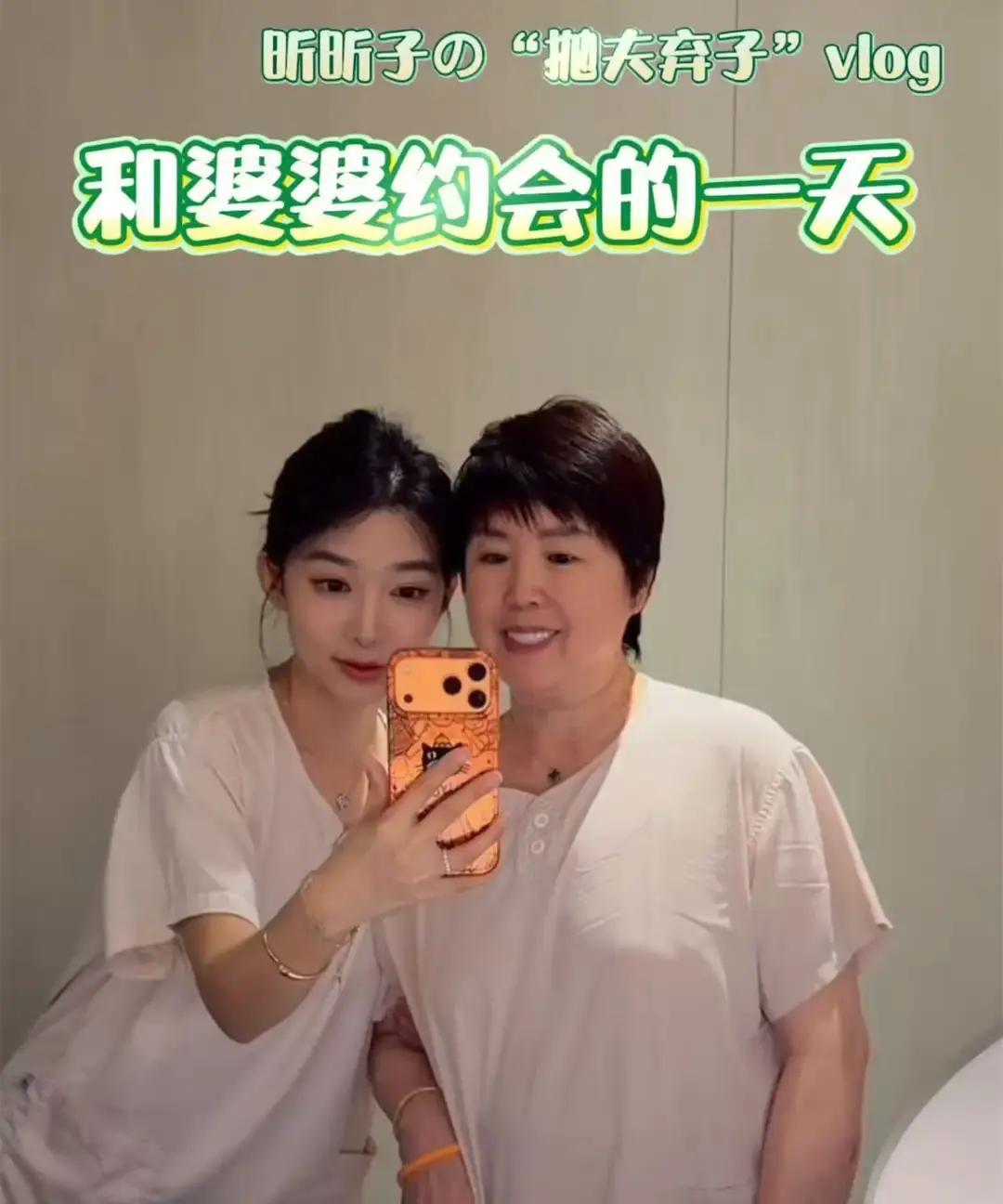 烧饼在三亚露天剧场连演三天，台下全是穿人字拖的游客。

他拿毛巾边擦汗边吐槽，海