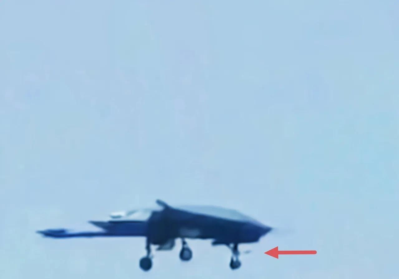 攻击21弹射型，给人一种感觉：“这绝对不是一款简单的无人攻击机，还有可能是预警机