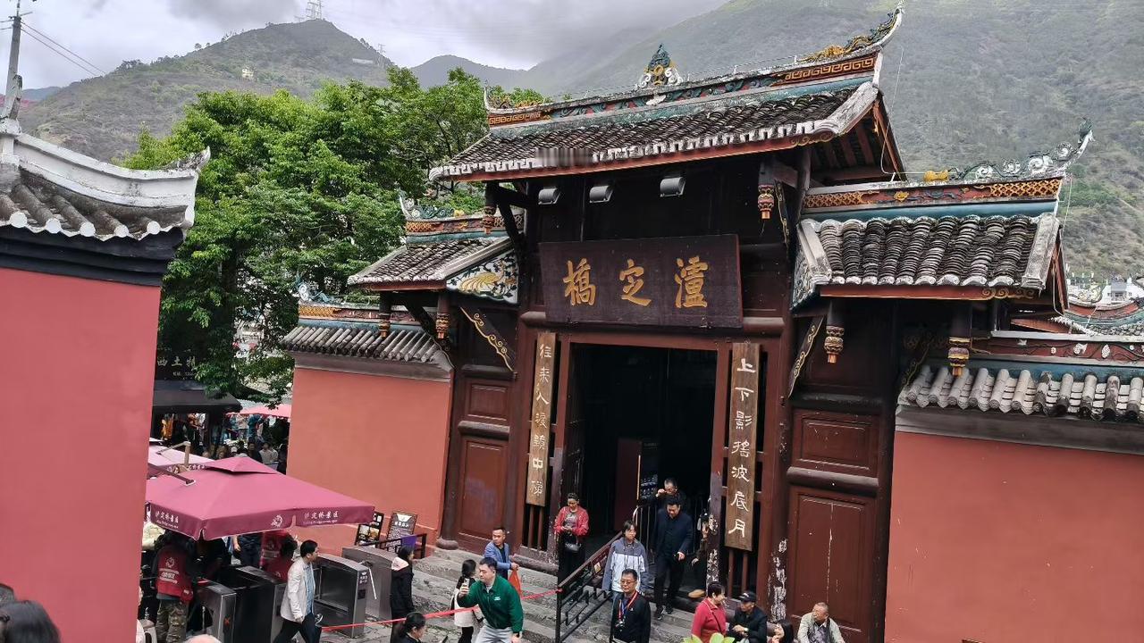 我认为不值得！节假日出门旅游本来就是放松一下心情，释放压力的，如果去挤热门景区把