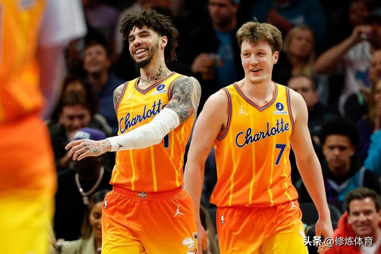 黄蜂队现在的实力真强啊！有5名球员场均得分超过15分：

1、米勒——榜眼秀，2