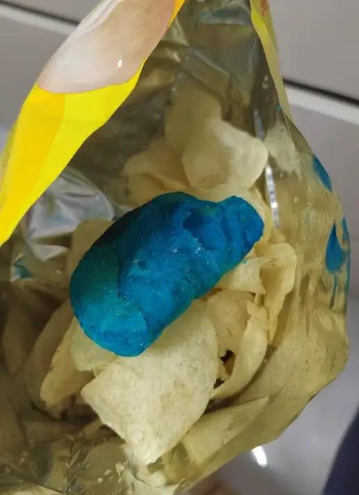 蓝色薯片只是表象！乐事这件事，细想后背发凉。

相信大家都看到新闻了，乐事吃出蓝