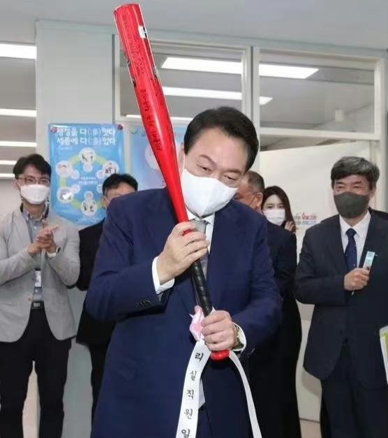 尹锡悦和拜登交谈甚欢，双方还互赠礼物。
拜登夫妇送给尹锡悦的棒球棍，
寓意“棒打