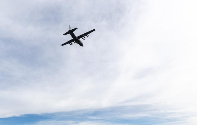 《责任报》：玻利维亚空军C‑130“大力神”飞机在埃尔阿尔托市坠落在公路上
 