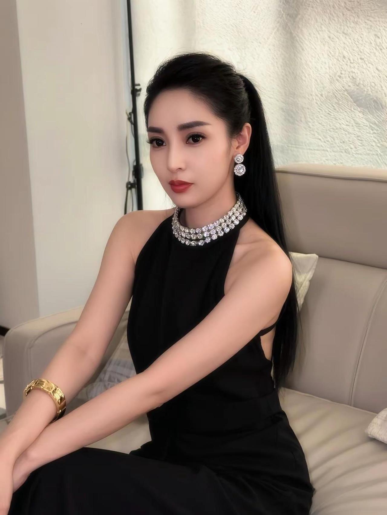 官大大给个热门吧气场全开 我的魅力不止一面可仙可萌可御姐