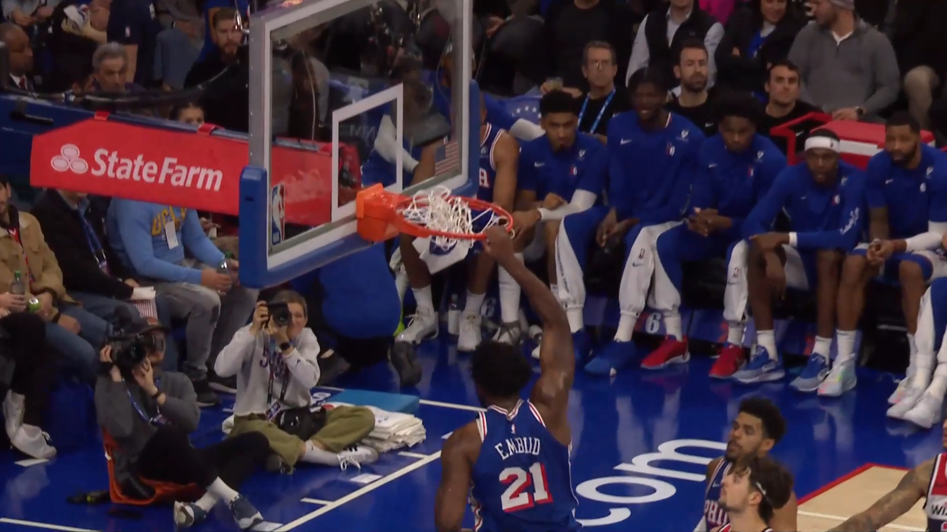 #恩比德无人可挡#  太猛了，根本防不住了！第三节目前7投全中，砍下18分！#奇