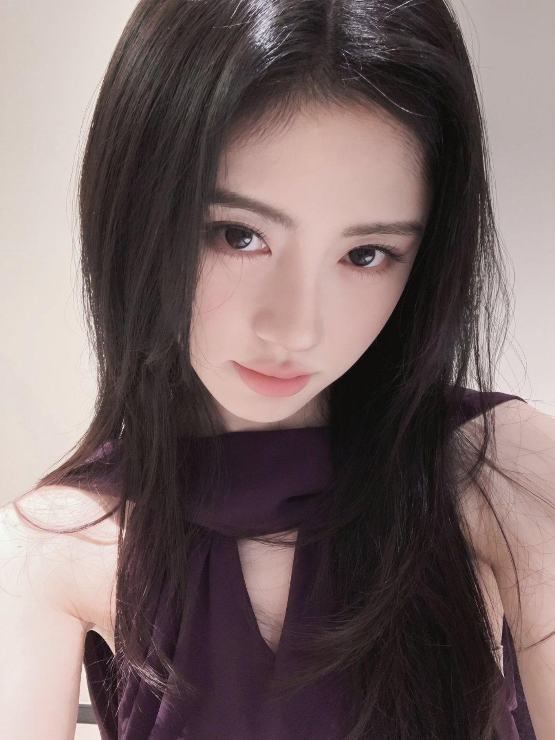 鞠婧祎 jjy鞠婧祎苏绿夏jjy鞠婧祎万花世界“用手试着比出布剪刀石头 意思是不