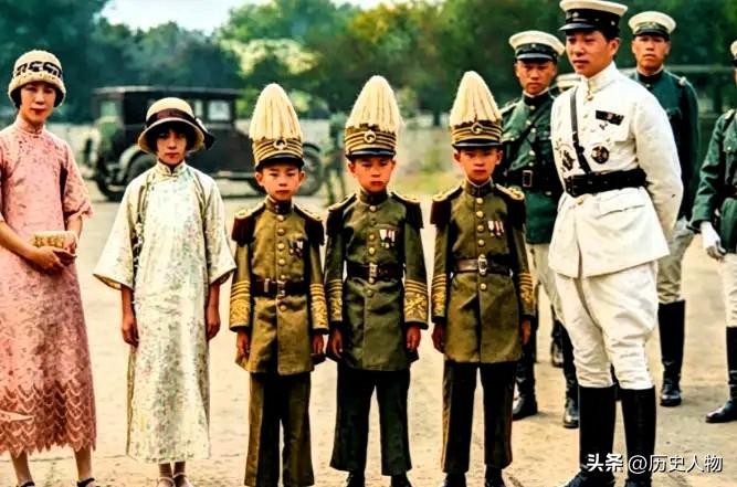 1927年，张学良携三子张闾珣、张闾玗、张闾琪视察奉军。三子身着定制小元帅服，神