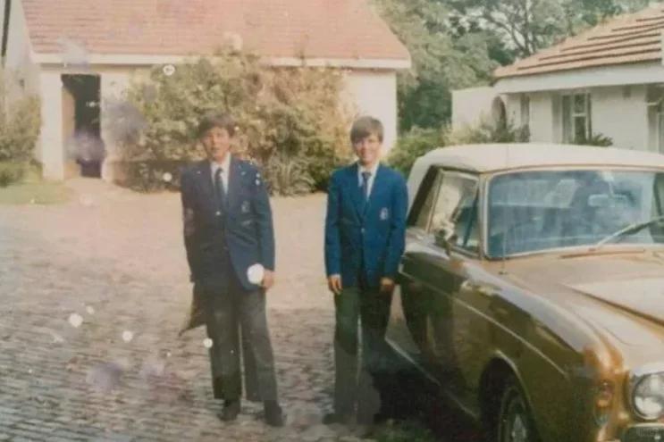 伊隆马斯克和弟弟坐爸爸的劳斯莱斯去上学他的名言：“拼命工作。我是说你每周只需要花