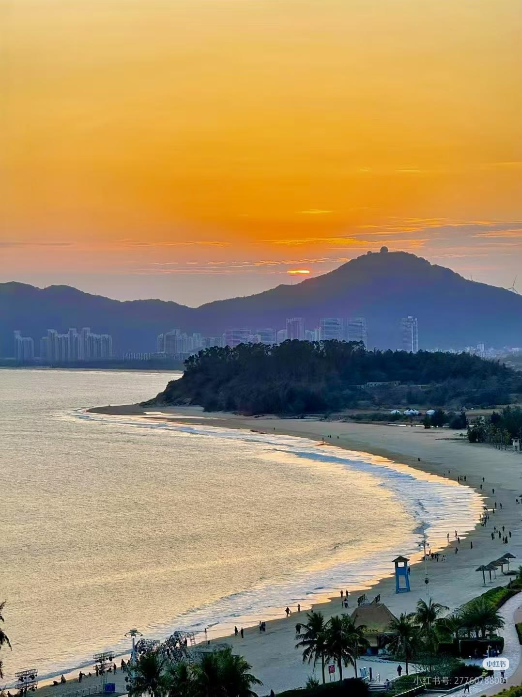 上榜《国家地理》的最美海岛，通向大海的栈道。

海陵岛是夏日看海的好去处，这篇结