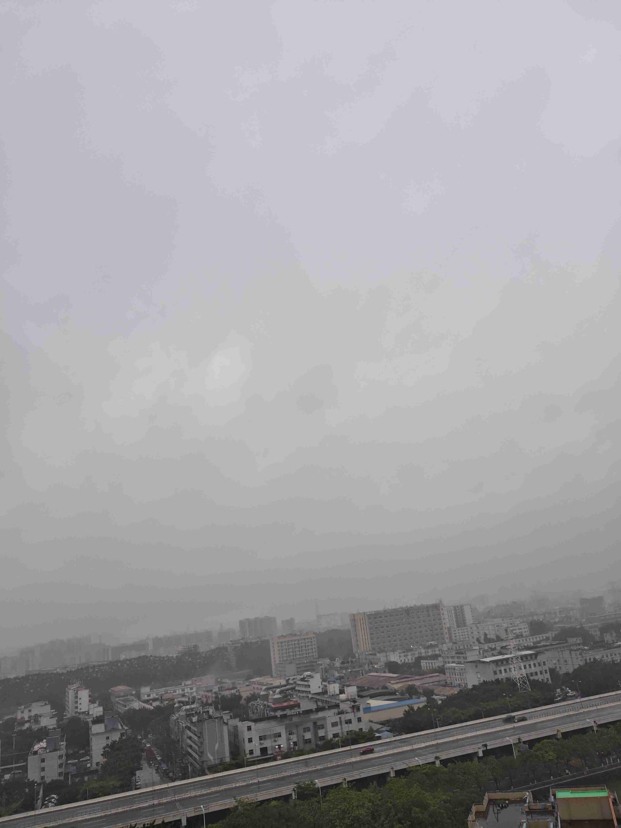 我的今日状态：😁轻松愉快
我这里的天气：🌧下雨：深圳今日阴天有中雨，气温24