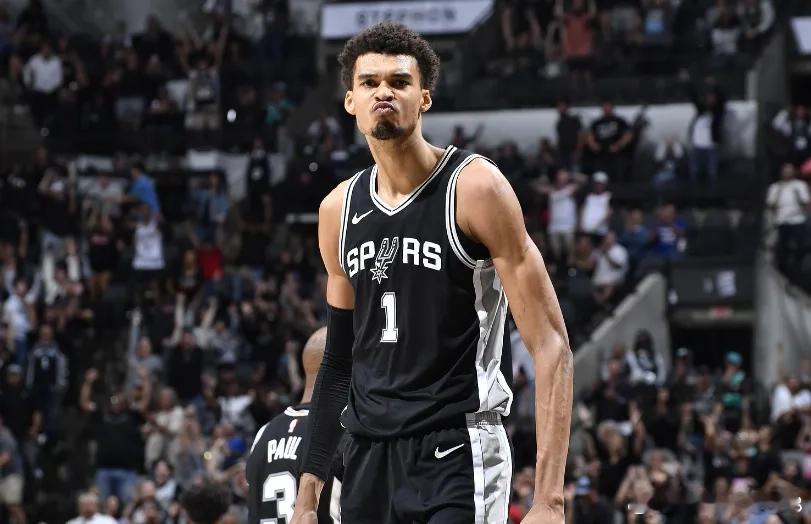 北京时间4月21日，NBA官方公布一项年度大奖，22岁的文班亚马击败霍姆格伦和奥