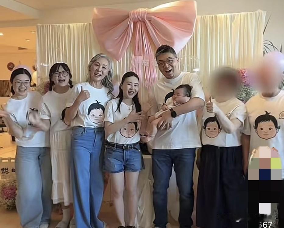 高伯伯父母出镜，在女儿百日宴上，全家齐聚，穿着一样的衣服，仪式感满满。

父母的