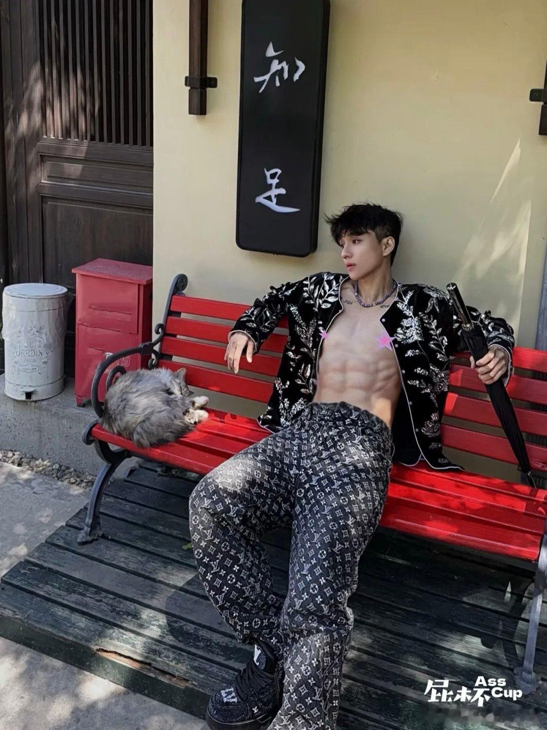 睡前一个动作把气血养回来越来越应该注重养生，人体最先奔溃的是免疫系统。 ​​​