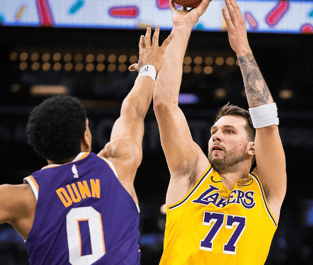 ESPN预测明日湖勇大战：勇士胜率54.7%，湖人胜率45.3%