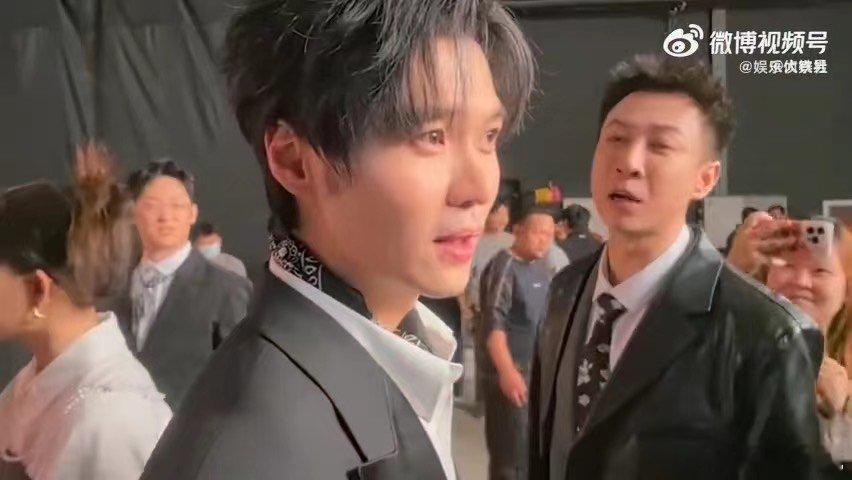 左凌峰掀桌了 家人们快来看呀！喜人总决赛上左凌峰直接“暴走”掀桌啦！那大力一掀，