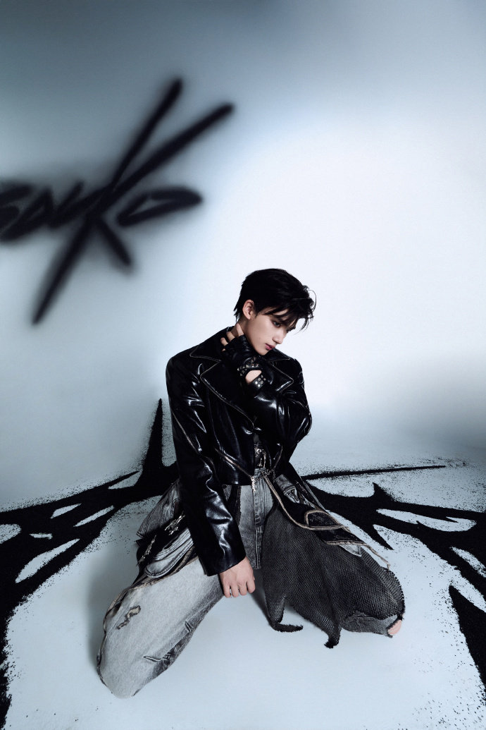 丁程鑫刺单人海报  丁程鑫于锋芒中打破桎梏   丁程鑫刺单人海报，丁程鑫于锋芒中