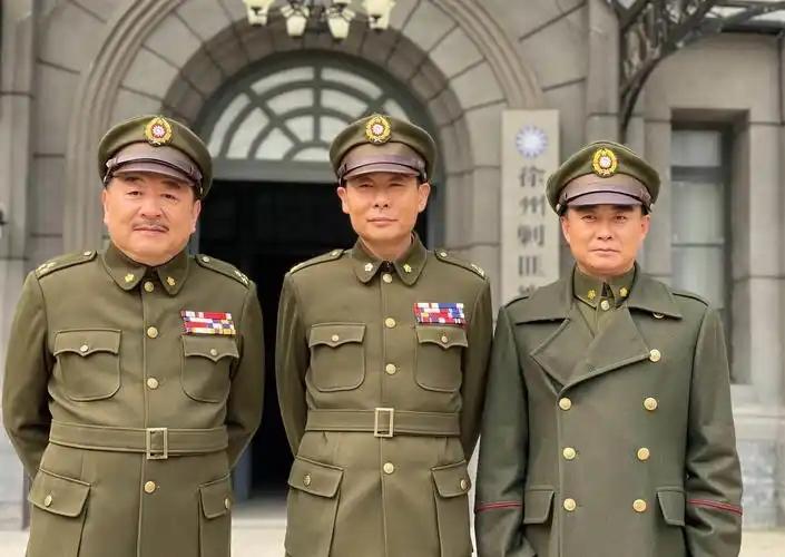 3位身着军装的演员同框：

我只认出了目光沉和、戎装英发的邢岷山与中间两颧略高、