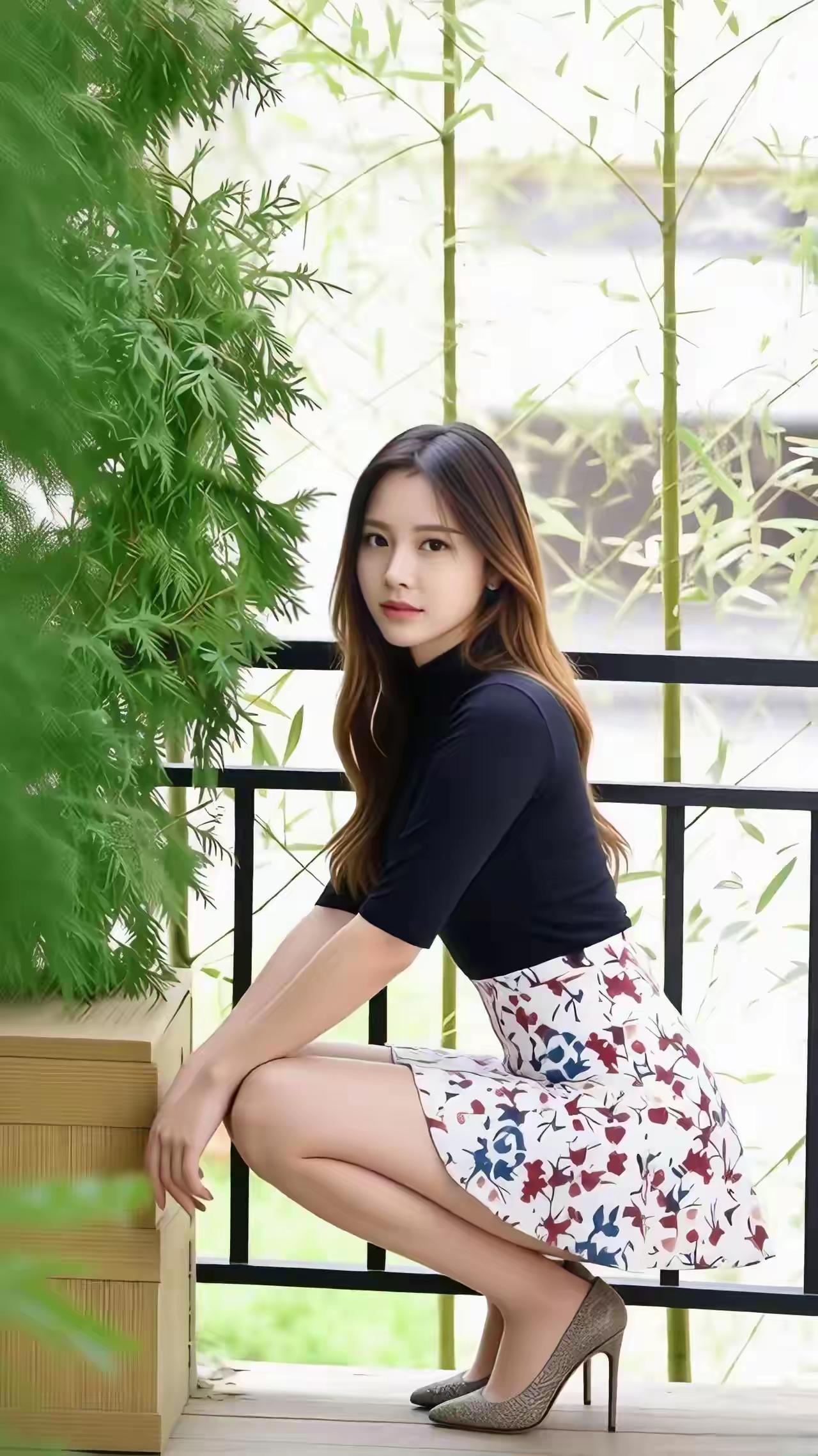 优雅气质，花裙与绿植的完美搭配，尽显女性魅力。如何打造优雅女人味?