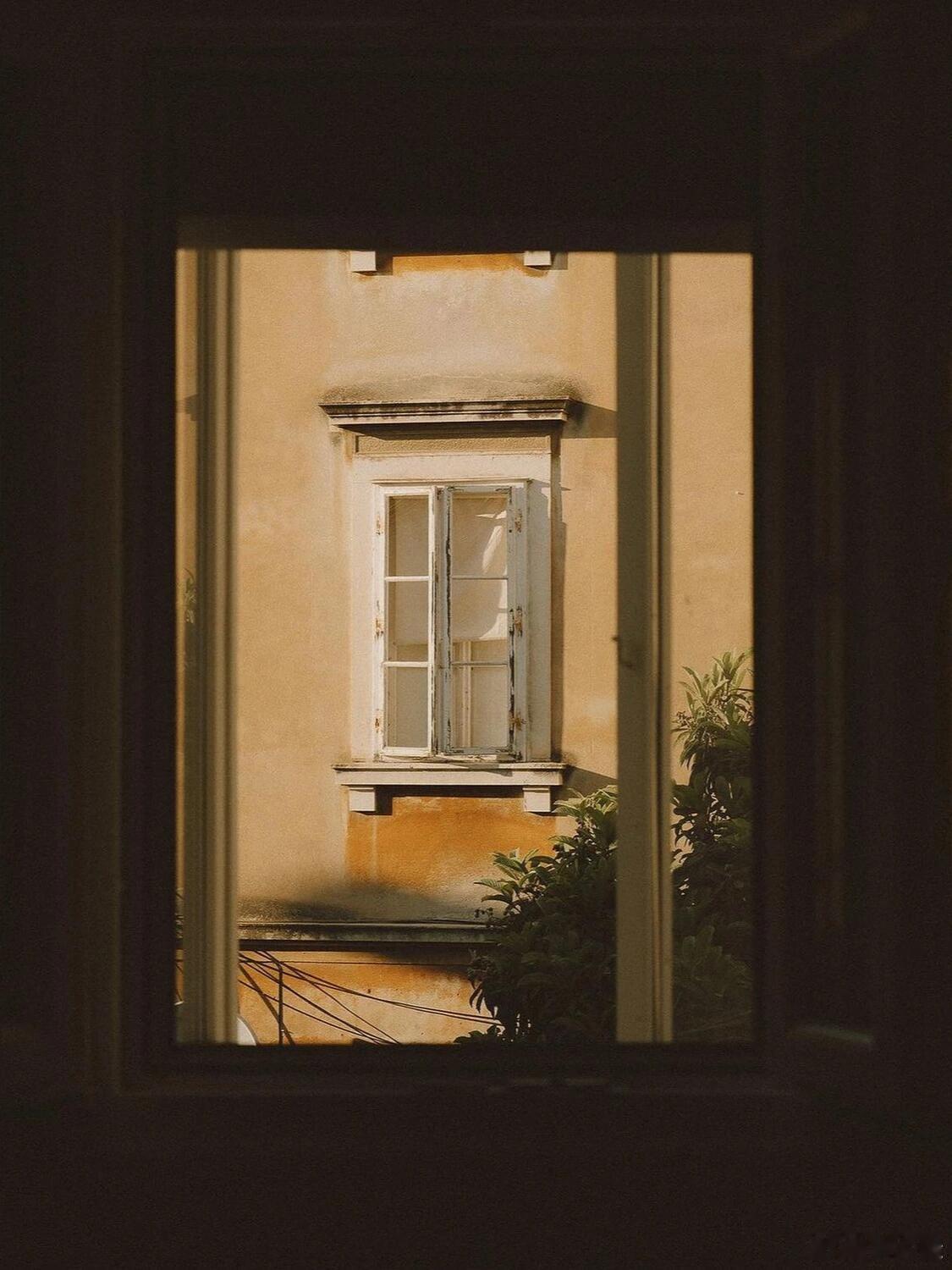 年轻的时候总觉得自己能改变世界，脚下是风，眼里是光，未来有无限可能。可到了一定年