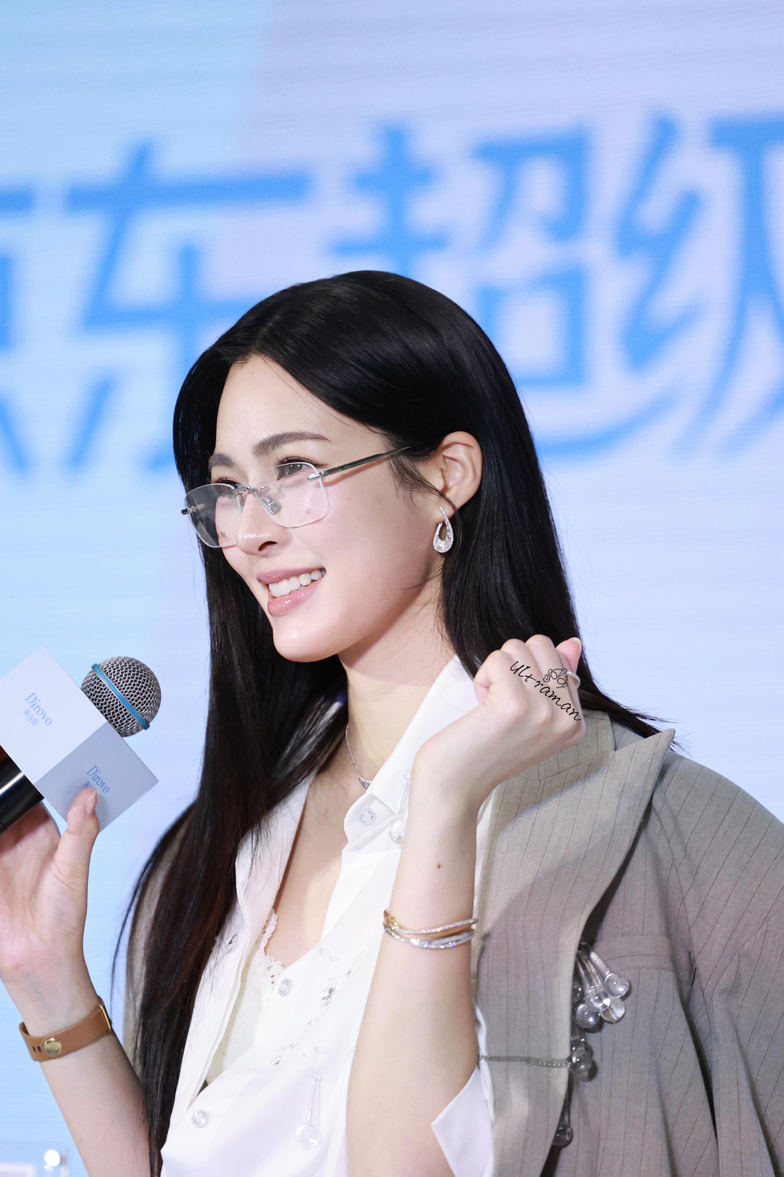 代言人邝玲玲亮相蒂洛薇品牌线下活动，身着条纹西装搭配白衬衫和飘纱白裙，蕾丝内搭 