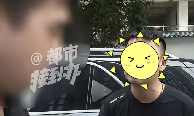 河南女婿李先生，花14万给老丈人买新车表孝心，全家乐开花。
 
20出头的小舅子