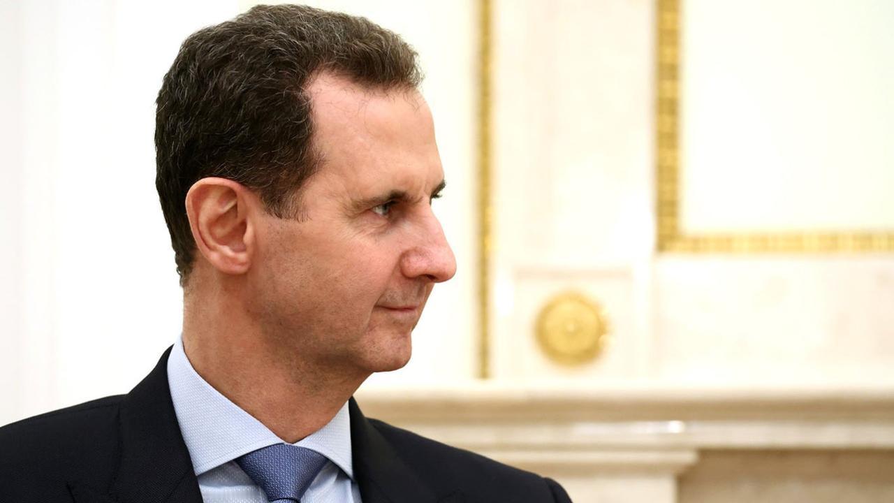 英国媒体《卫报》爆料，说叙利亚前总统阿萨德正在边学俄语，边补习牙医课程，打算重返