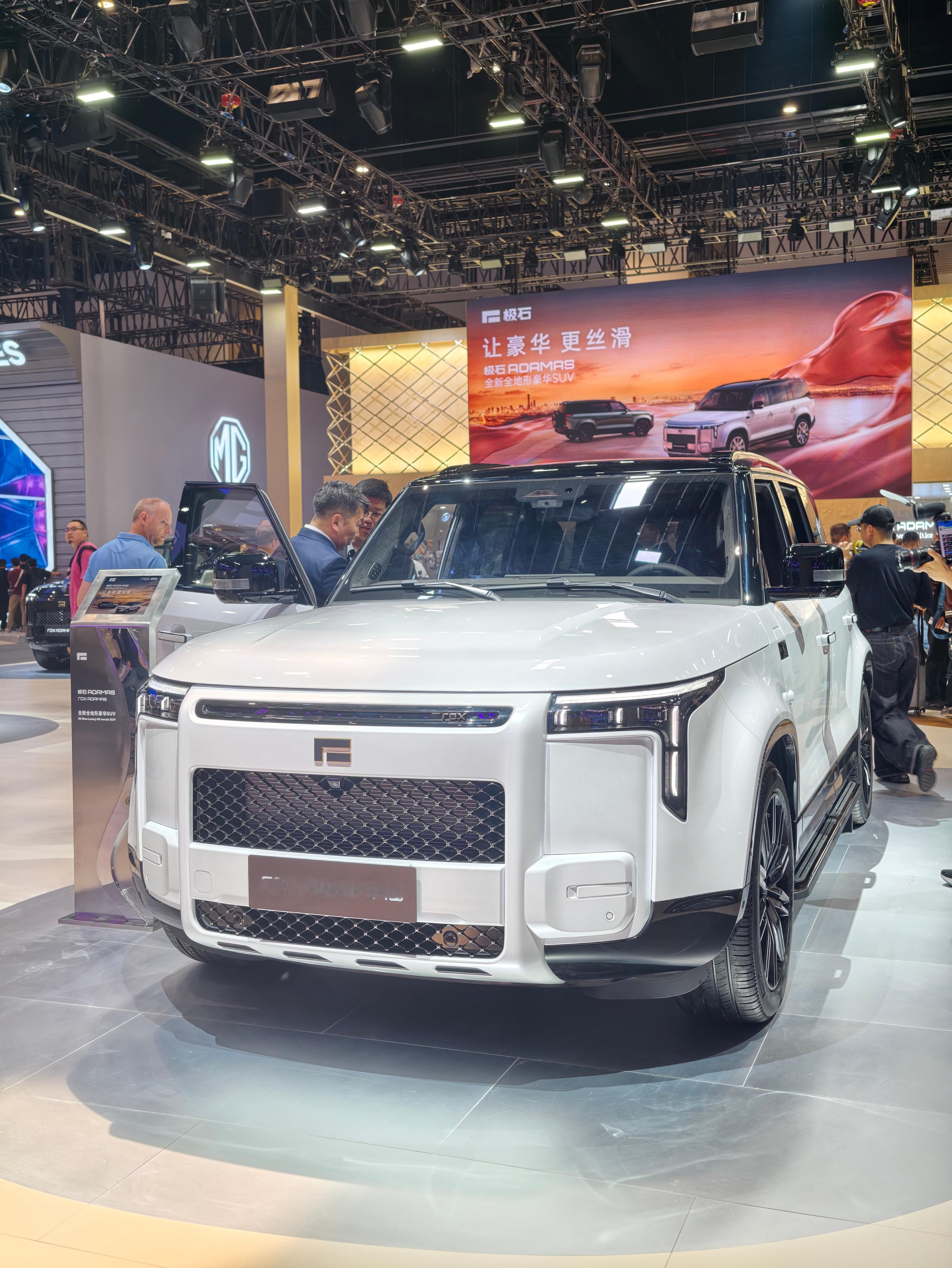 极石汽车去年总销量1.5万台，海外占比约70%，主力为中东（沙特、阿联酋、卡塔尔