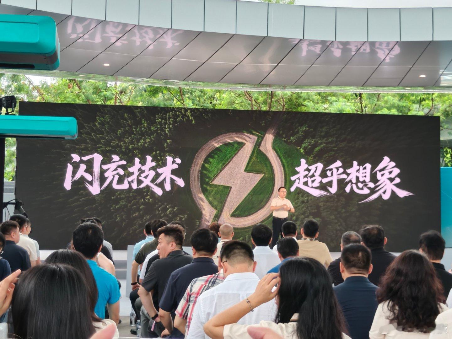 比亚迪闪充站全链路自主研发，体系化建站速度不可阻挡，2万座闪充站目标不变，闪充中