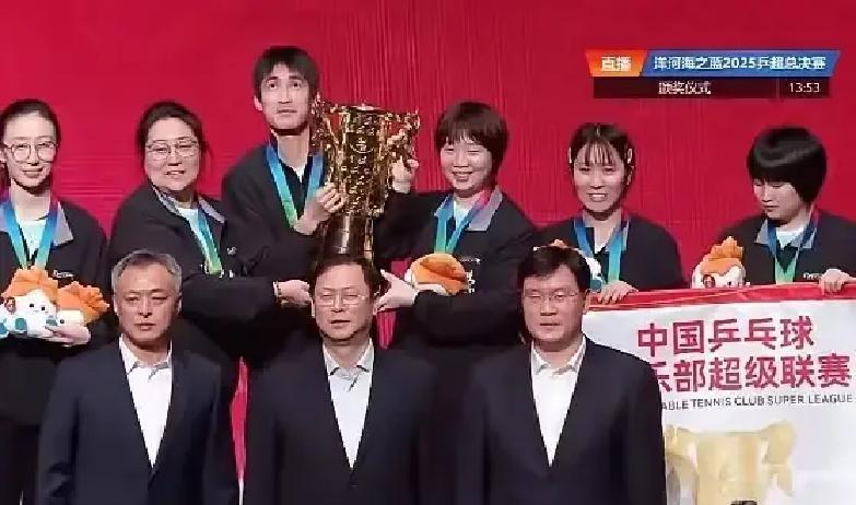 孙颖莎没上场，深大照样夺冠！
 
她坐在替补席绑冰袋，手里平板却连着教练耳麦。蒯