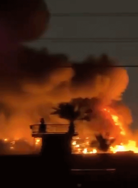 【美使馆伊拉克后勤营地遭袭引发大火】当地时间21日凌晨，伊拉克安全部门消息人士称