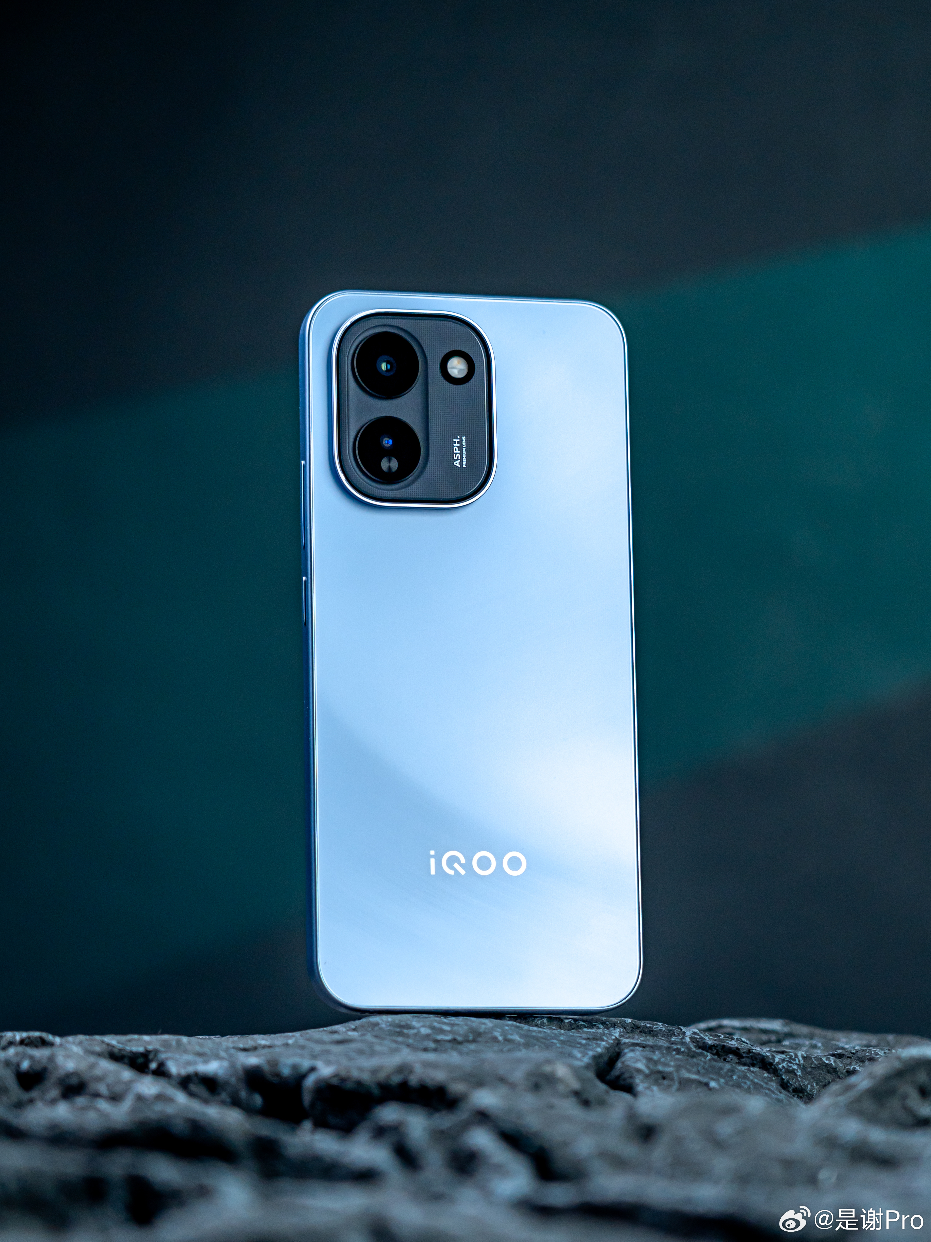 iQOO Z11 沧浪浮光配色！9020mAh的大电池 165Hz的电竞屏，手游