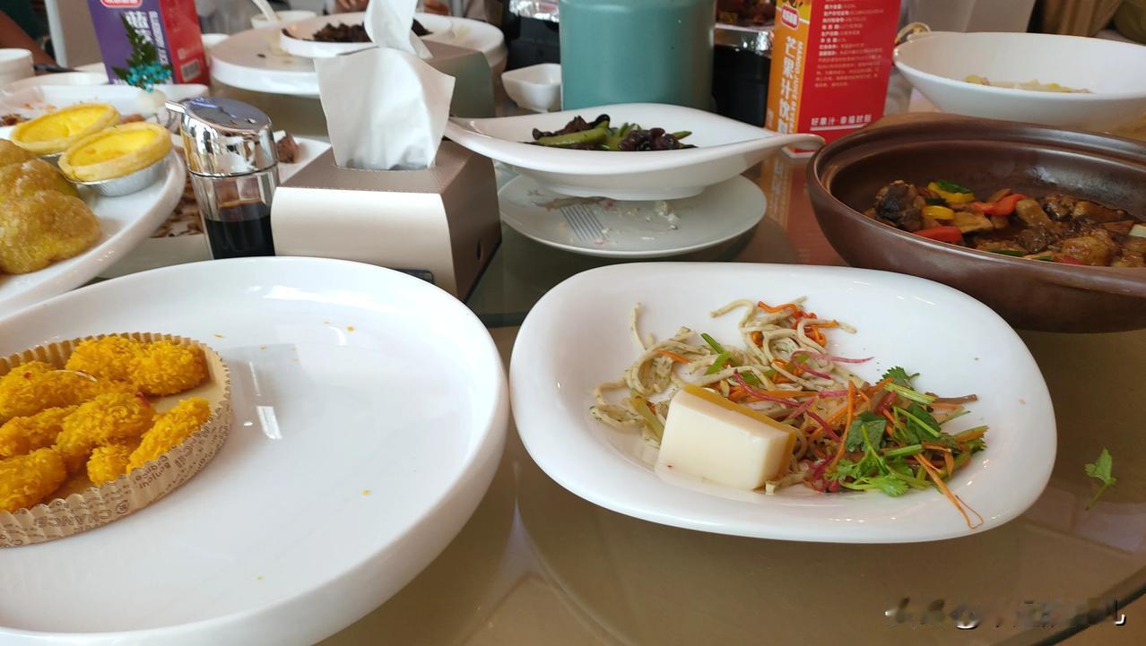 今天中午跟老公出去吃饭，
还有老公的发小，
我们十几个人，
席间，
可能是节日的