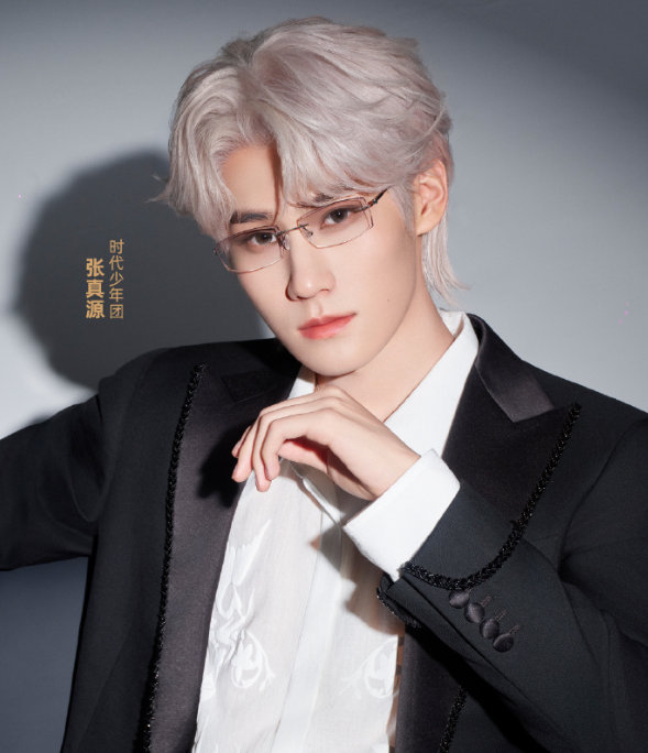 张真源霍格沃茨在逃魔法生  张真源黑框圆眼镜＋银发造型也太帅了吧！这是哪里来的霍