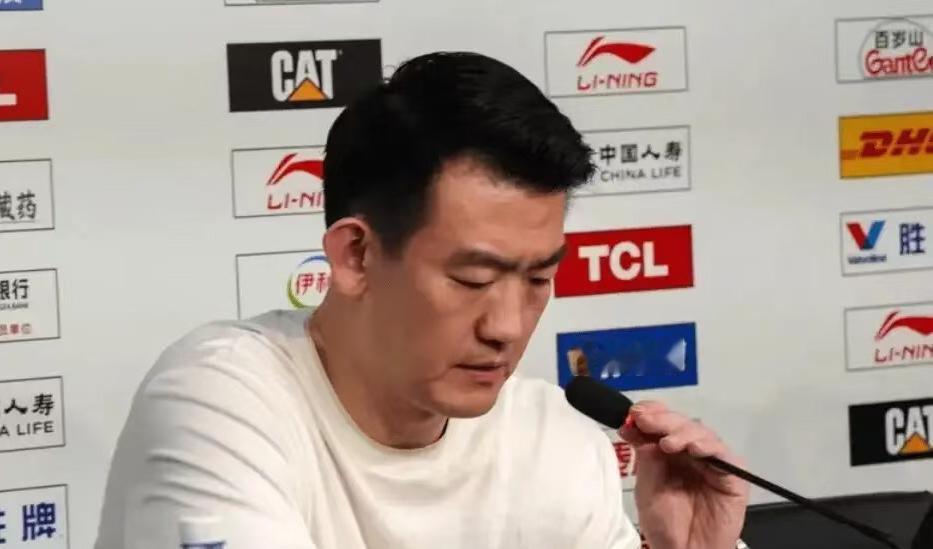 她们四个同时和一个男人传过绯闻
但是竟然人家四个
还是闺蜜
现在闺蜜这个词。
