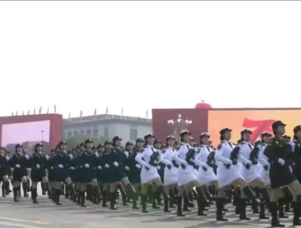 阅兵式上中国女兵英姿飒爽，全球瞩目，让人眼前一亮。不过网友问题来了：阅兵式那么久