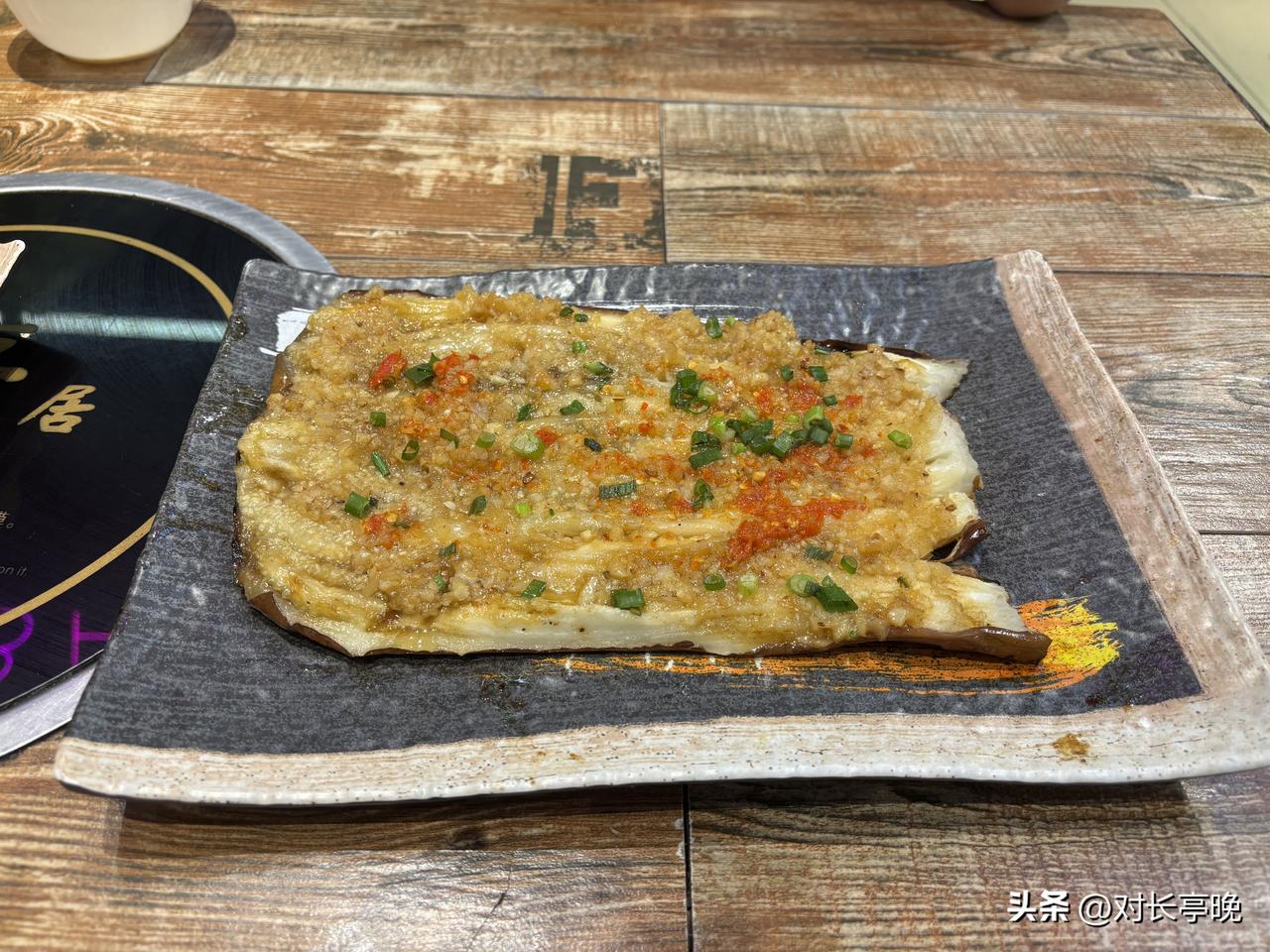 忙完，好累。

他陪我岀来吃烧烤。还是一直喜欢的味道，我们之前到过这家店，印象还