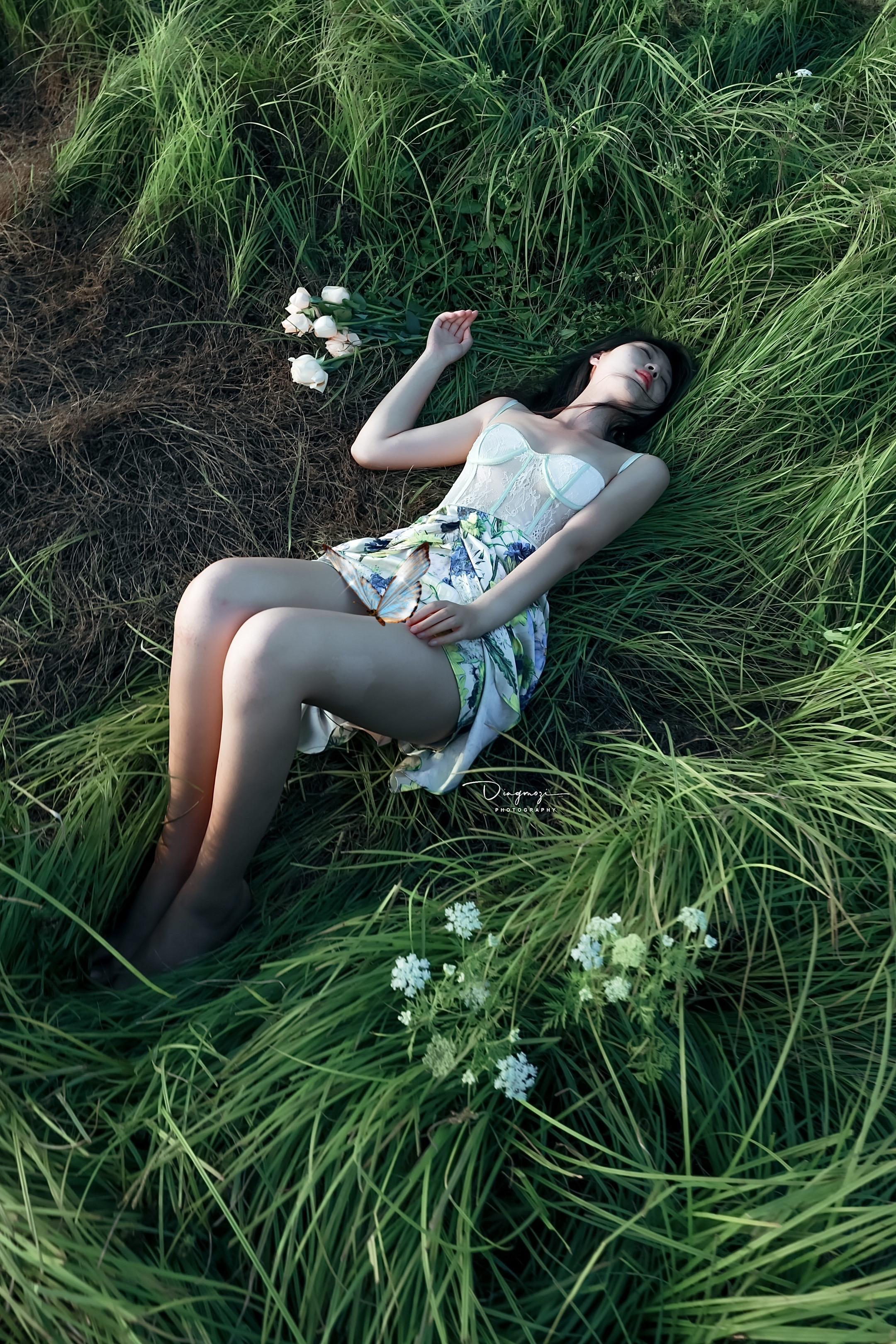 阳光下的慵懒｜感受旷野的自由和谧静时光。《户外少女慵懒写真》