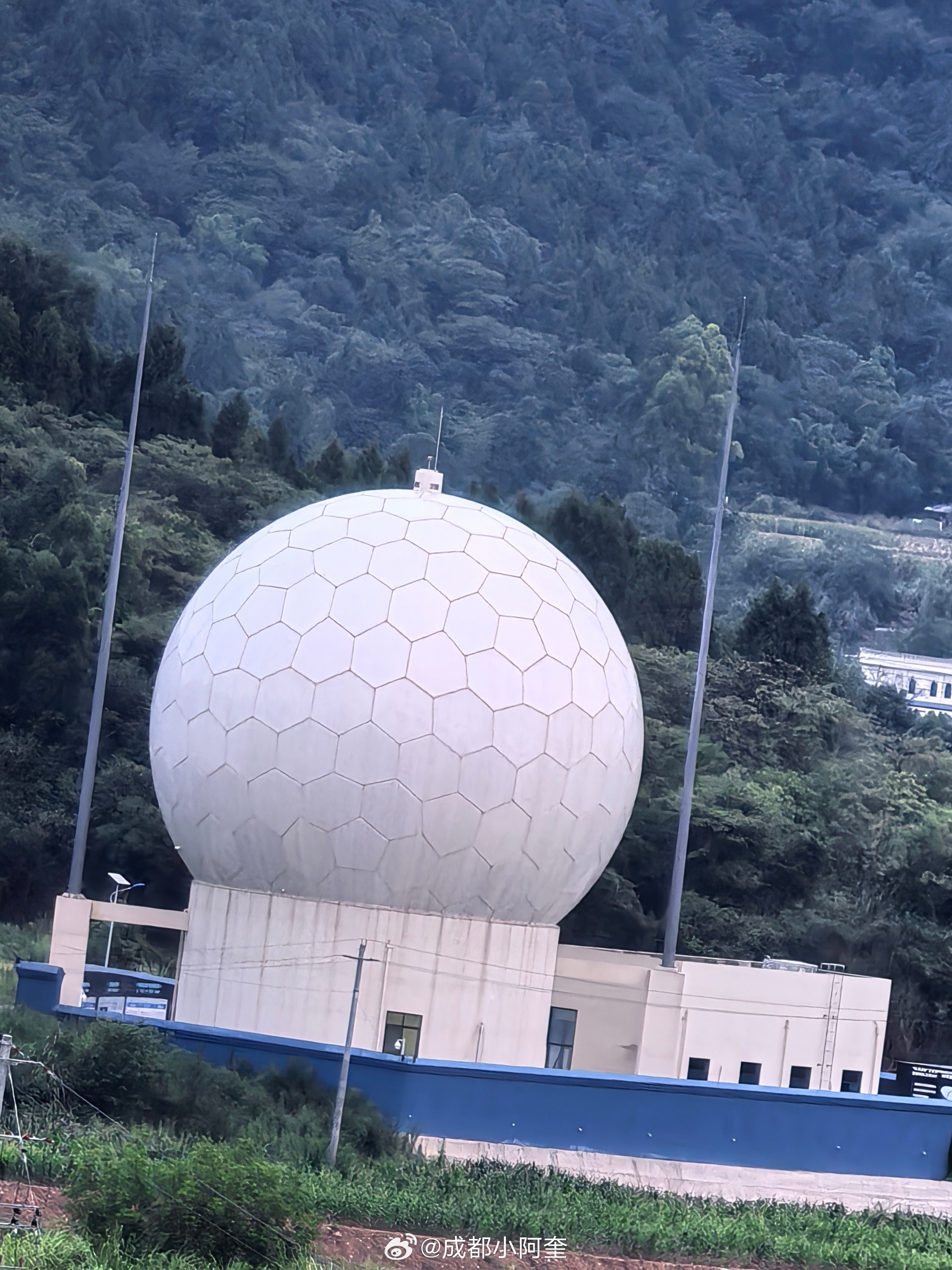 如果说天上卫星是不同的航拍摄影师，那这个大白球就是专属取件驿站。成眉身边事 眉山