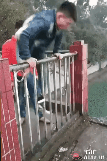 惊呆所有人：史上最惊人的一跳，只为救落水孩子一命，此男子真可谓是孩子的再生父母，