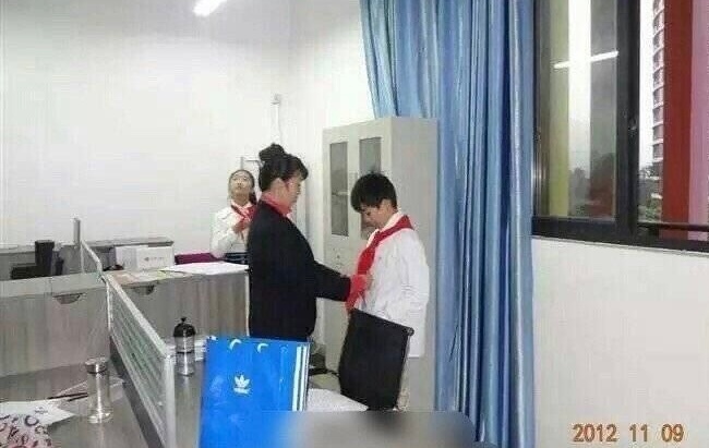 上一次穿白衬衣系红领巾还是……王源看见粉丝穿小绿雨衣的反应